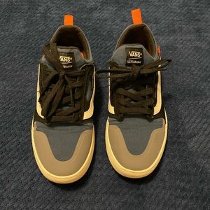 Van’s Ultrarange Ultracush Mens size 8.5 and Womens 10. Black, navy, and white.